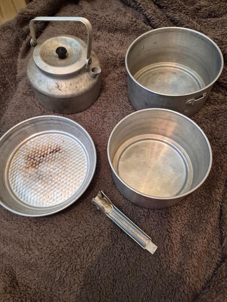 Retro Vintage Lichtgewicht Kampeer Pannenset met Ketel, Ophalen, Gebruikt