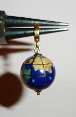 Hanger Globe Wereldbol 585 Goud Edelsteen, Sieraden, Tassen en Uiterlijk, Kettinghangers, Nieuw, Ophalen of Verzenden, Steen of Mineraal