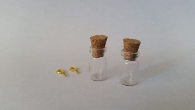Mini glazen flesje 18 mm met kurk en haakje p/st., Ophalen of Verzenden, Nieuw, Glas