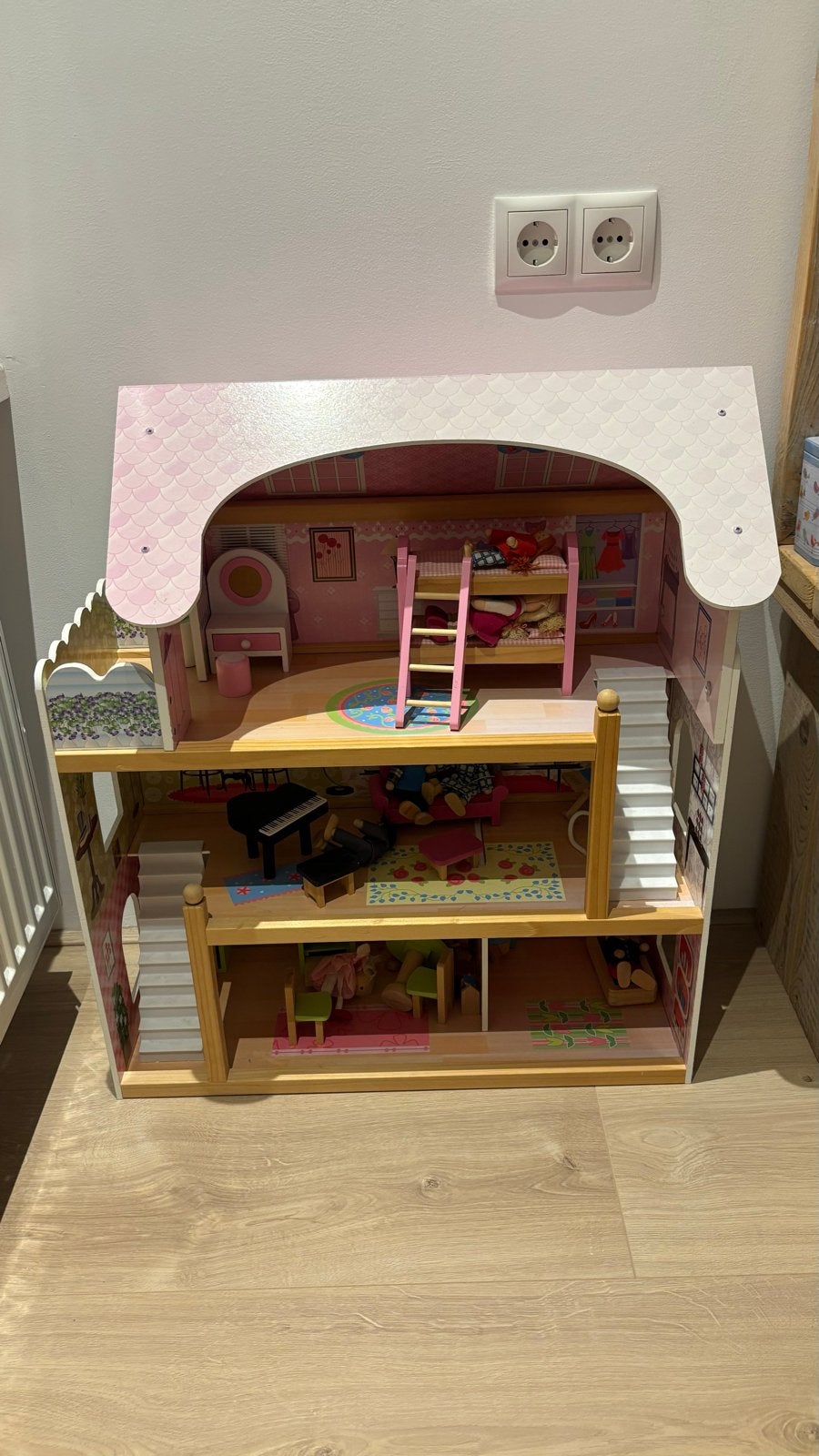 Houten poppenhuis met meubels, Ophalen, Zo goed als nieuw
