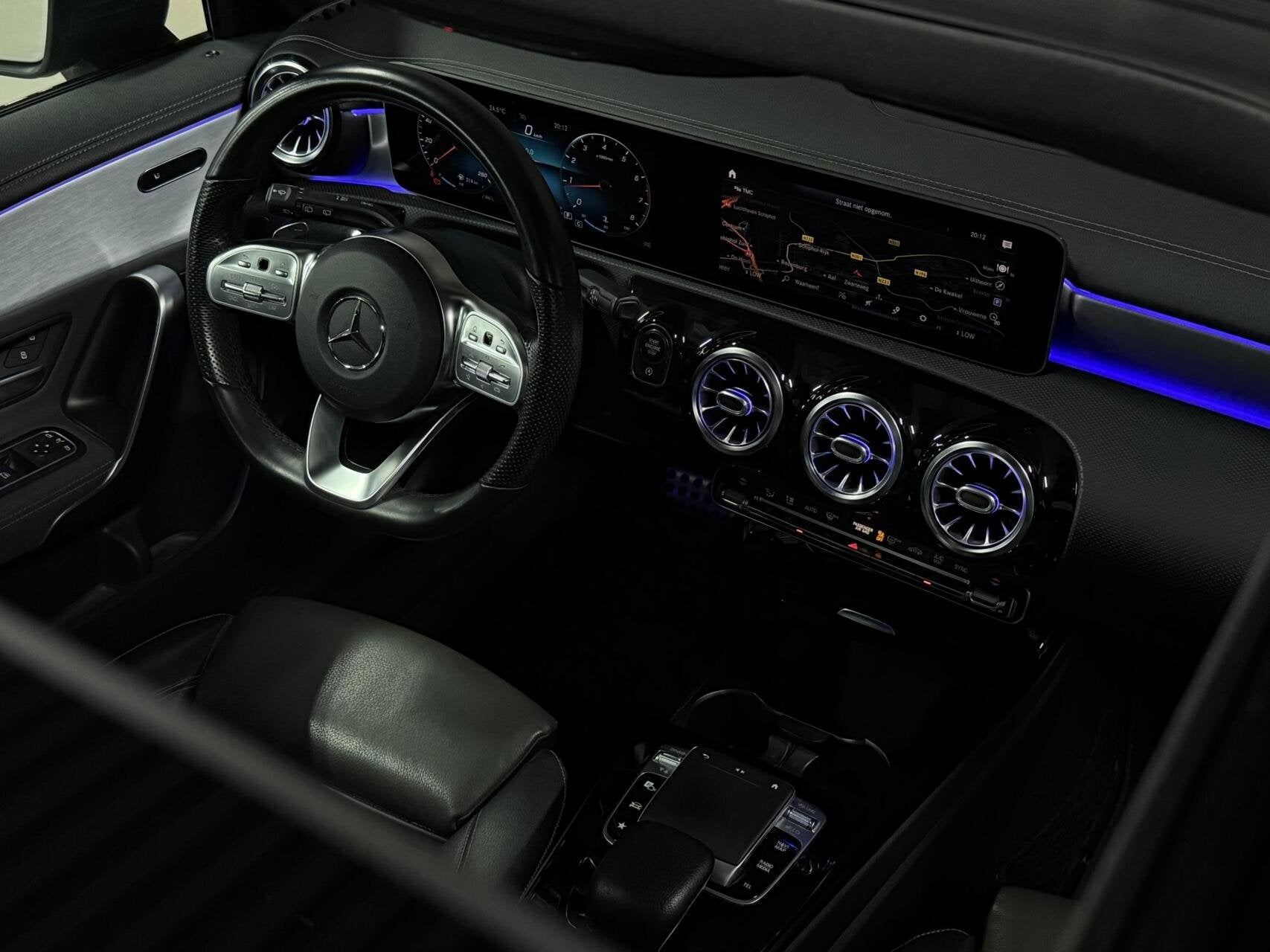 Mercedes A-klasse 180 AMG|PANO|SFEER|KEYLESS|LED|CRUISE|WIDE, Auto's, 136 pk, Gebruikt, 4 cilinders, Met garantie (alle)