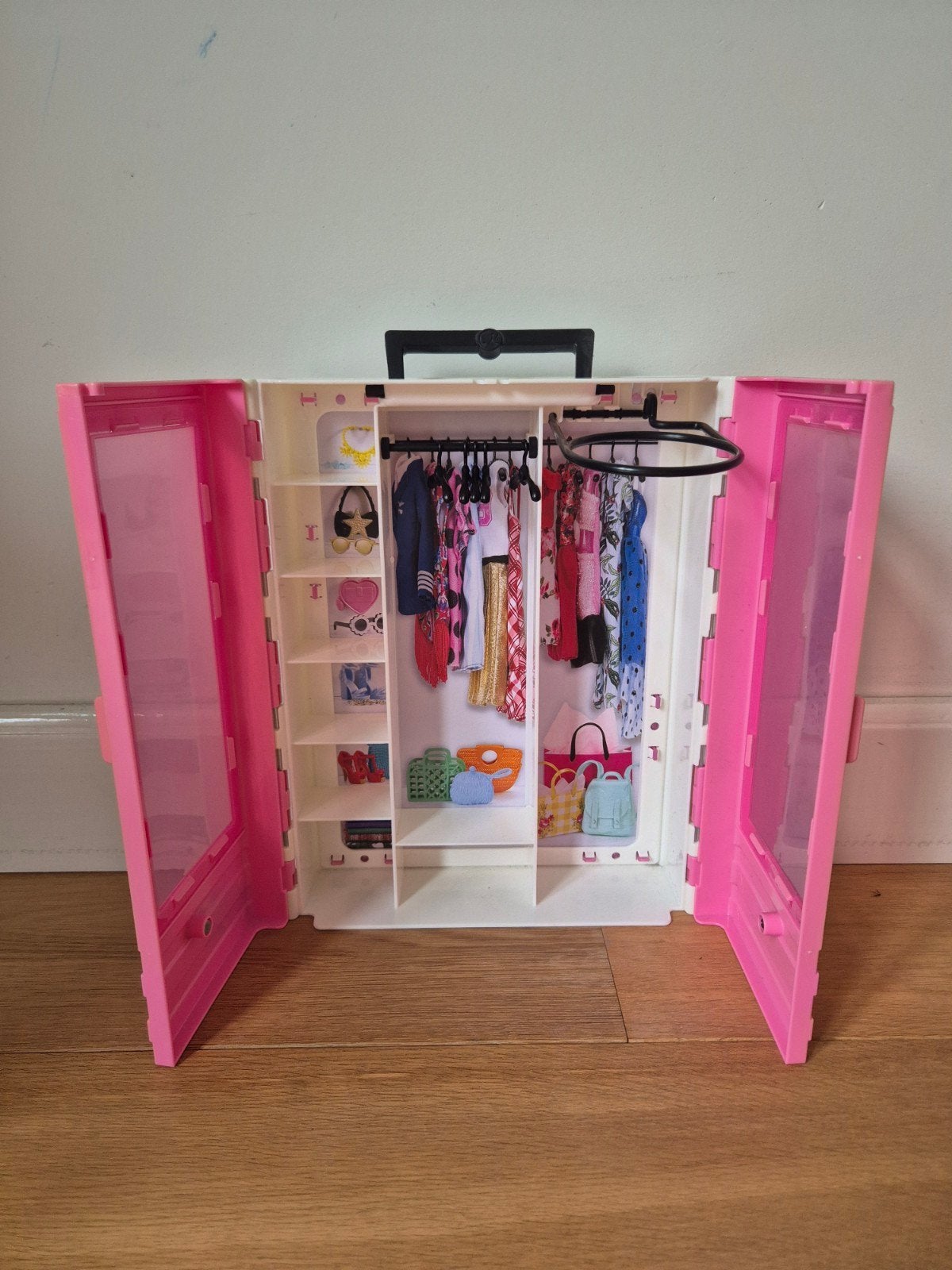 Barbie kledingkast met hangertjes, Ophalen of Verzenden, Gebruikt, Toebehoren