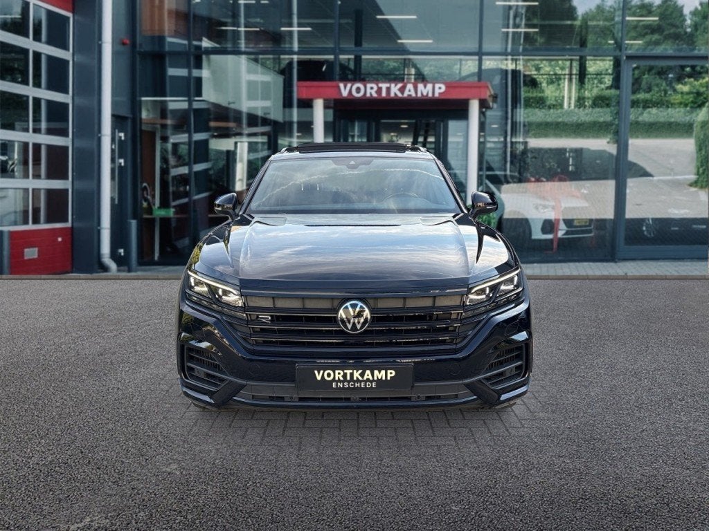 Volkswagen TOUAREG 3.0 TSI R EHYBRID 4MOTION PANO-DAK/360CAM, Gebruikt, 2995 cc, Met garantie (alle), Leder
