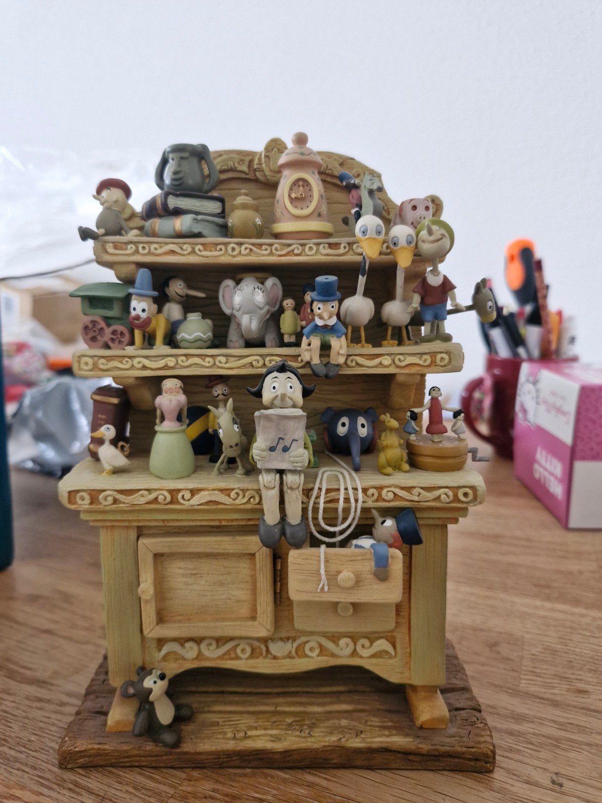 WDCC Gepetto's Toy Hutch - Pinokkio, Verzamelen, Disney, Ophalen of Verzenden, Overige figuren, Zo goed als nieuw, Beeldje of Figuurtje