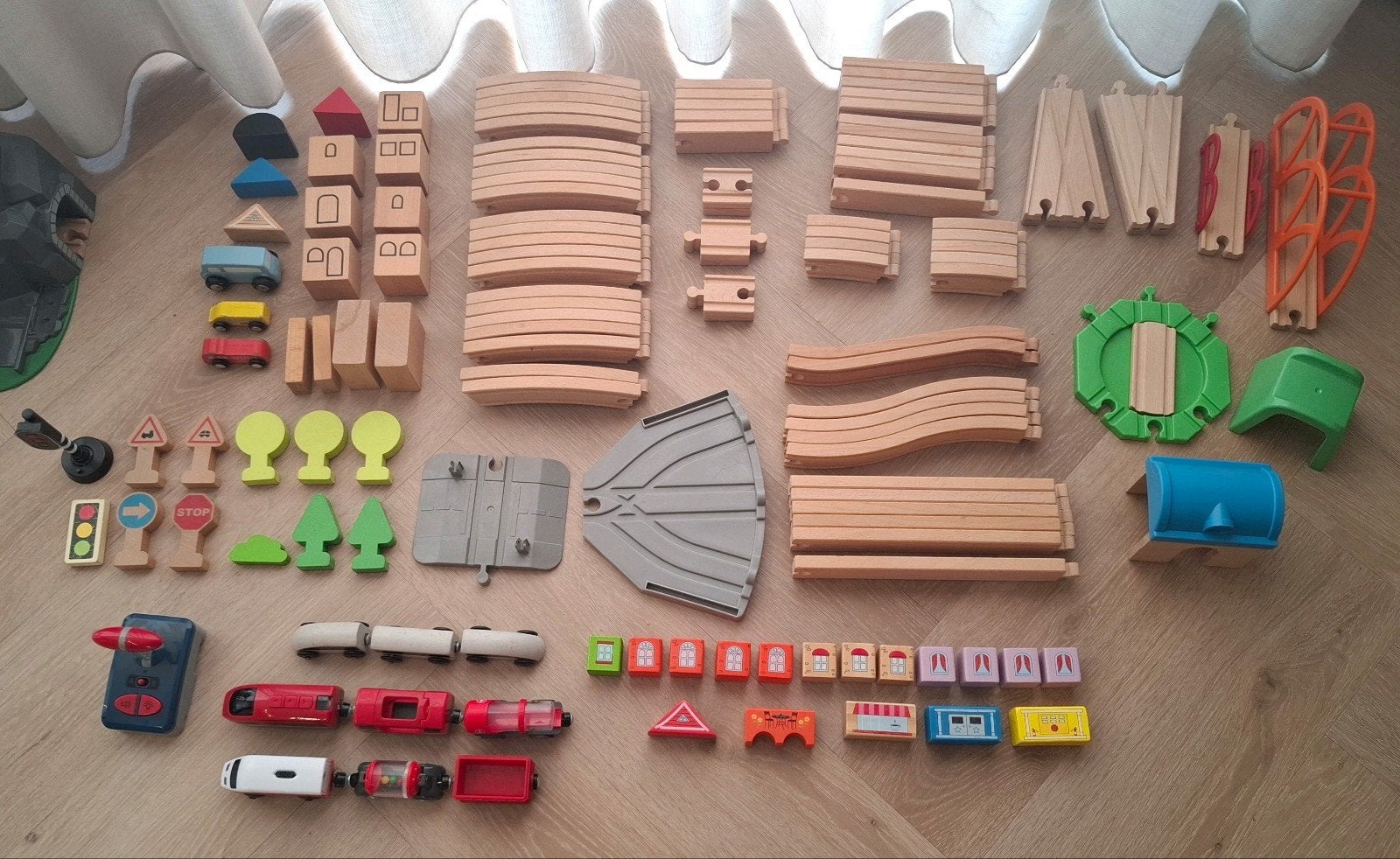Grote houten treinbaan set met accessoires en treinen, Ophalen, Zo goed als nieuw, Duw- of Trekspeelgoed