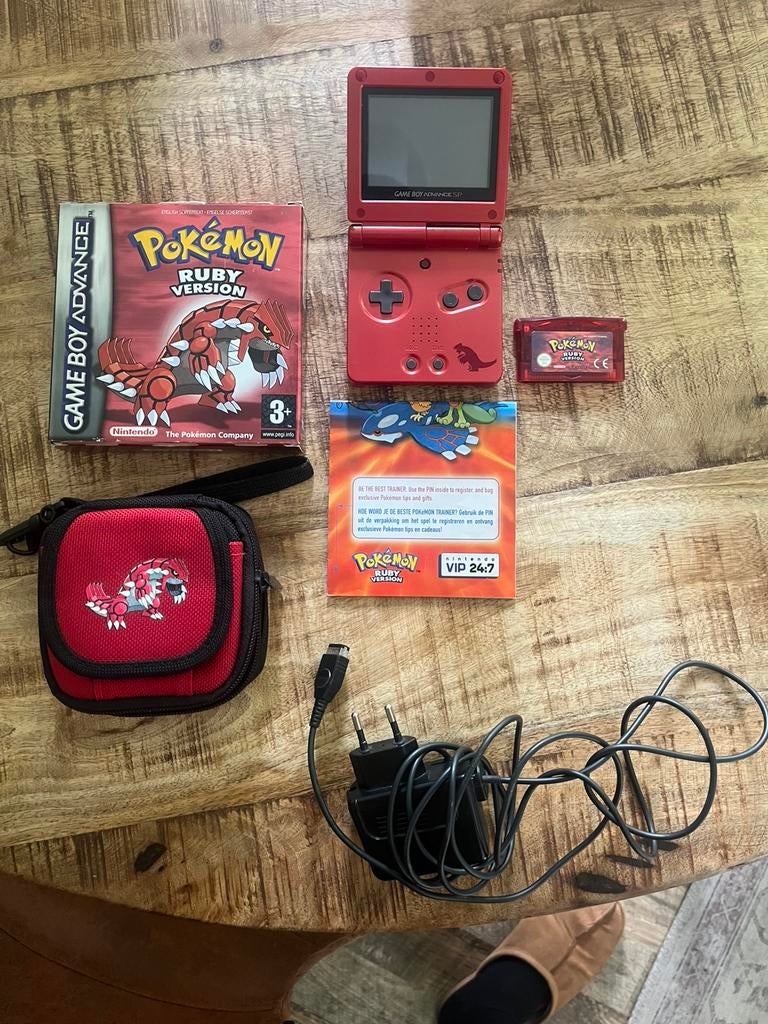 Pokémon Ruby Gameboy Advance SP limited edition, Spelcomputers en Games, Ophalen of Verzenden, Zo goed als nieuw, Game Boy Color