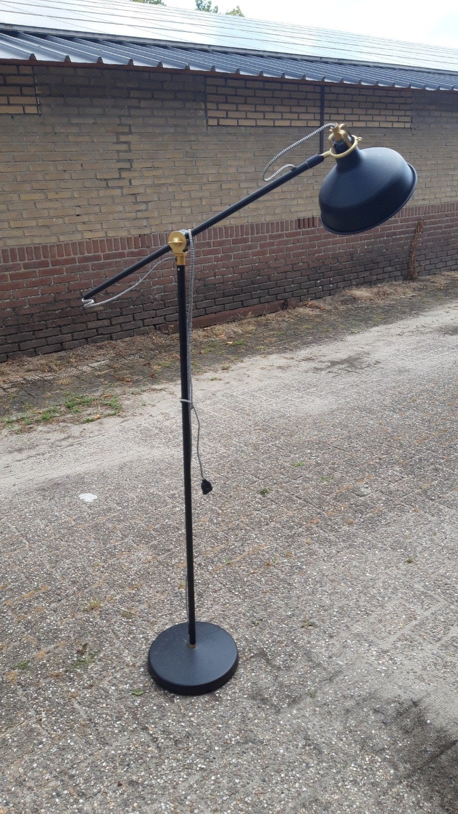 Zwarte vloerlamp met verstelbare arm en gouden details, Ophalen