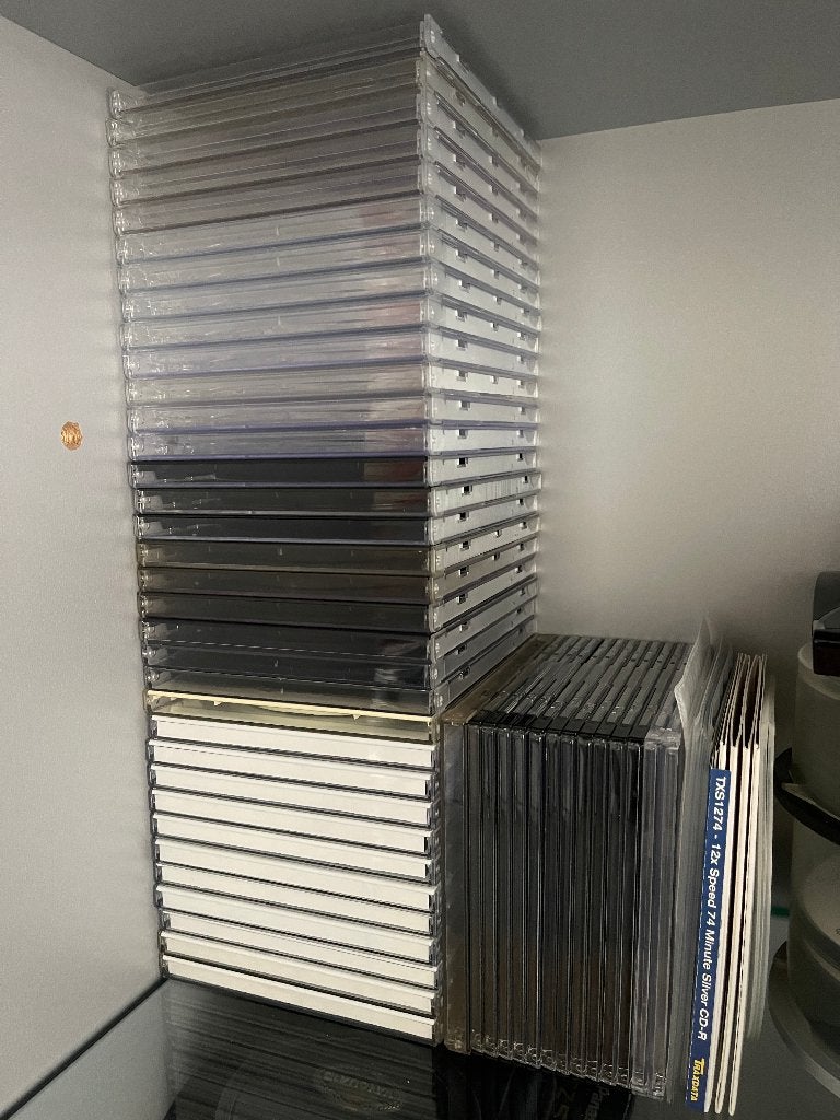 35 dikke + 13 dunne cd doosjes en 7 dvd doosjes, Ophalen of Verzenden, Gebruikt