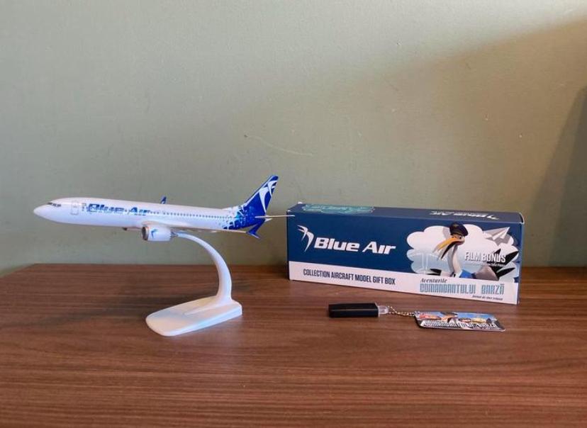 Blue Air Boeing 737 schaalmodel 1:100 Bijzonder!, Overige merken, 1:72 tot 1:144, Ophalen of Verzenden, Zo goed als nieuw