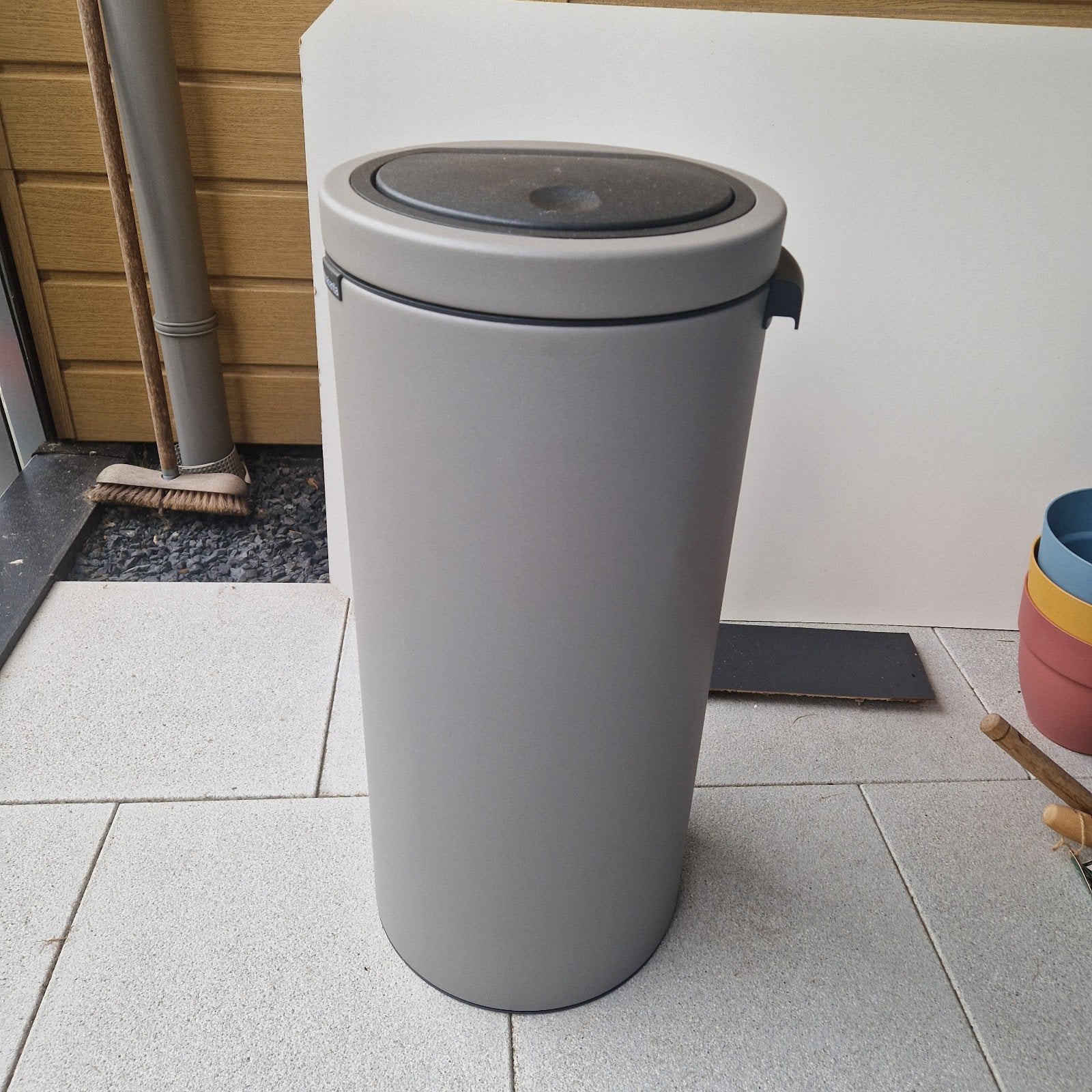 Grijze Brabantia prullenbak met drukknop 30L, Huis en Inrichting, Woonaccessoires | Prullenbakken, Ophalen, Gebruikt, 50 tot 75 cm