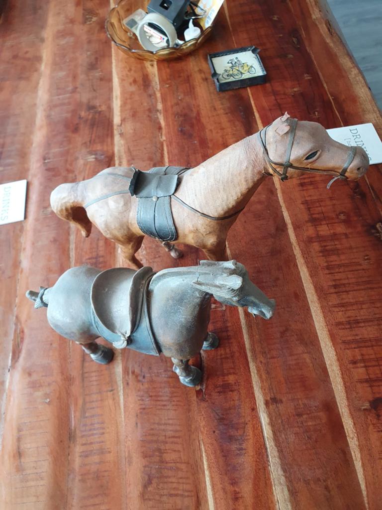 2 antieke paarden., Ophalen
