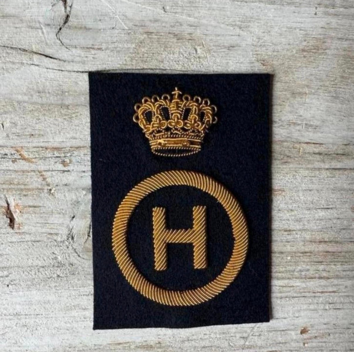 Marine embleem Hofmeester O/M KROON, Verzenden, Marine, Nederland, Embleem of Badge