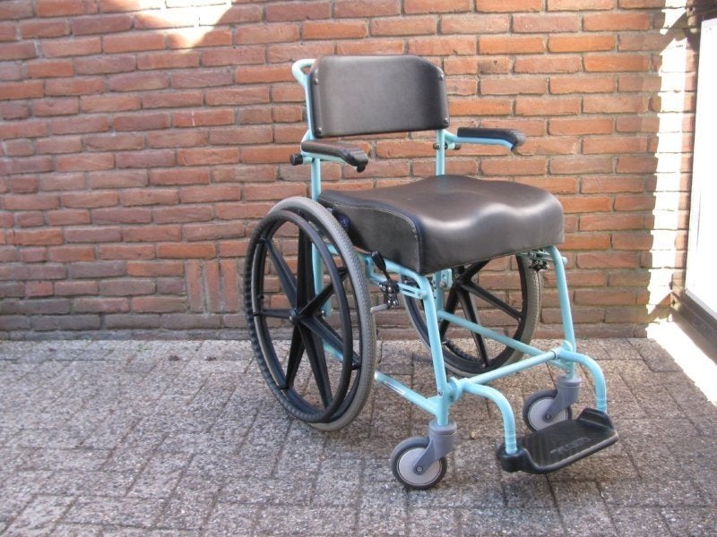 Meyra rolstoel 45cm massieve banden en dik zacht zitkussen, Ophalen, Zo goed als nieuw, Duwrolstoel
