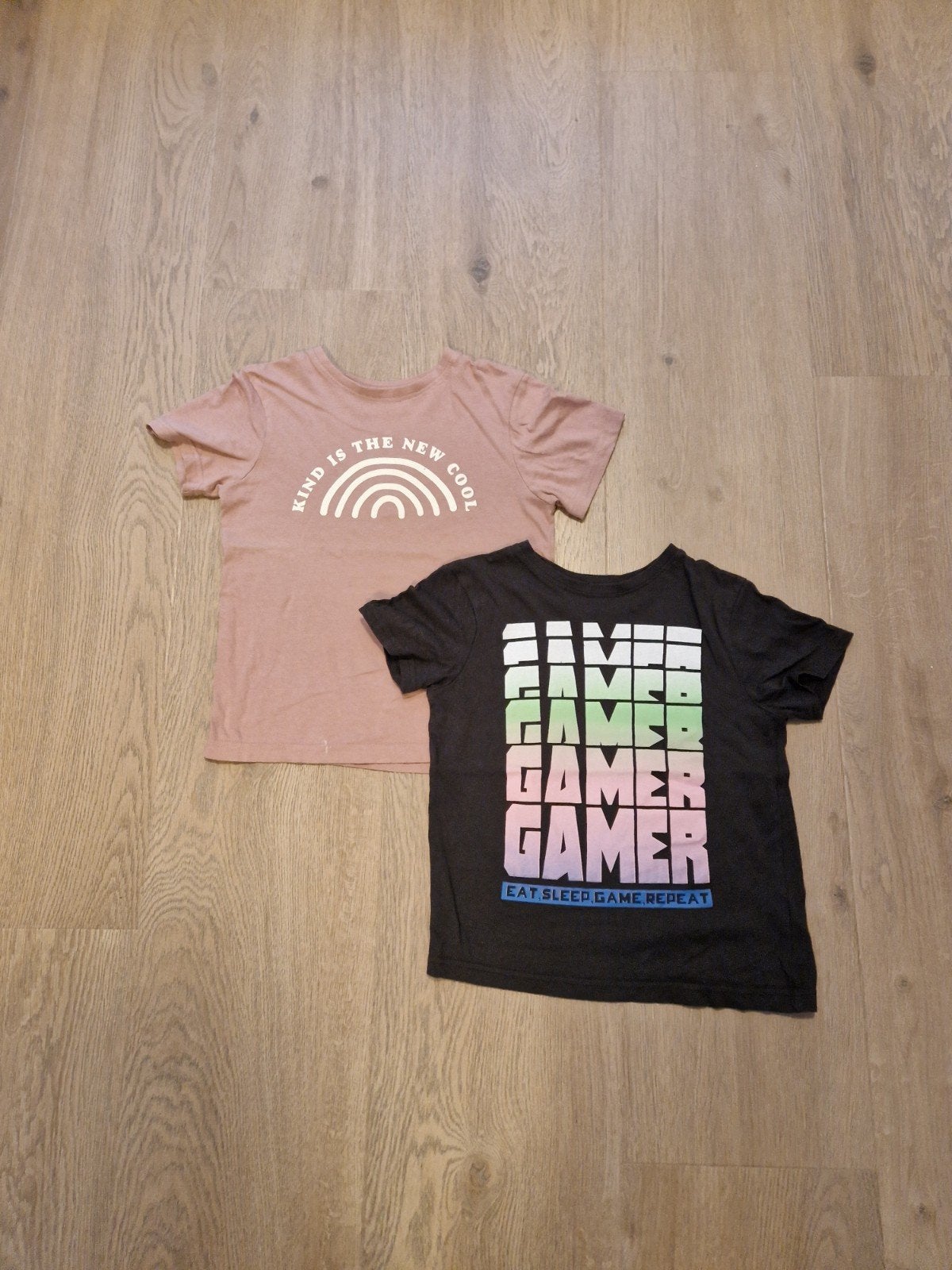 2 shirtjes maat 122/128, Kinderen en Baby's, Kinderkleding | Maat 122, Ophalen of Verzenden, Zo goed als nieuw, Jongen, Shirt of Longsleeve