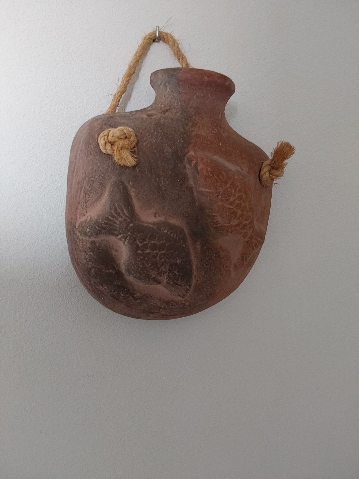 Decoratieve terracotta kruik met vissen reliëf, Ophalen