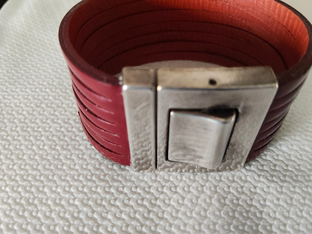 Leren armband met zilveren sluiting., Ophalen of Verzenden, Zo goed als nieuw, Bruin, Leer