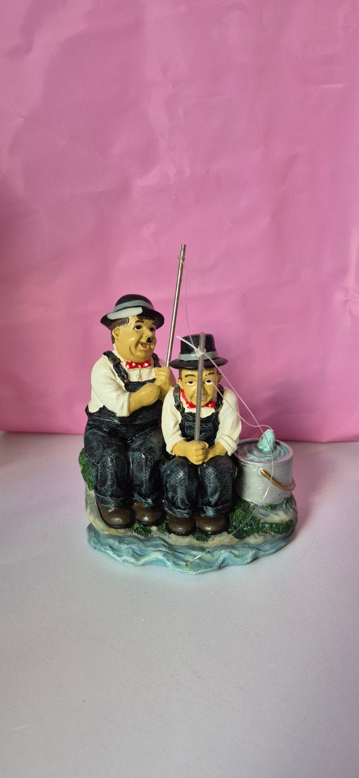 Beeldje van Laurel en Hardy aan het vissen, Ophalen of Verzenden, Zo goed als nieuw, Mens
