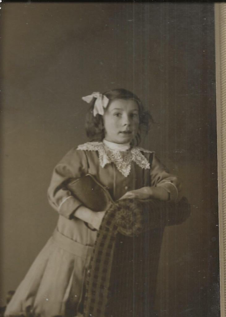 Den Haag Juffrouw Vreeburg als meisje van 7 jaar 20 nov 1914, Ophalen of Verzenden, Voor 1920, Ongelopen, Zuid-Holland