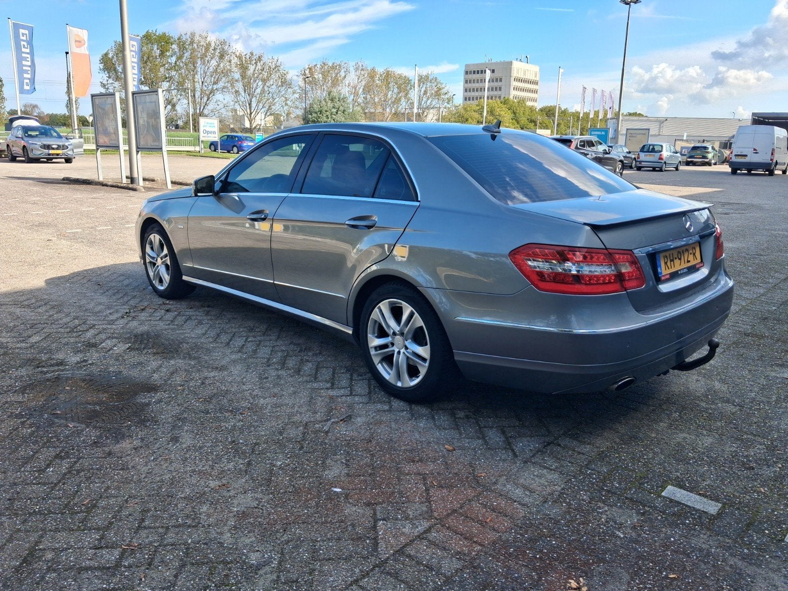 Mercedes-Benz E-Klasse 1.8 E200 CGI Sedan AUT 2010 Grijs, Auto's, Achterwielaandrijving, 4 cilinders, 1796 cc, Particulier