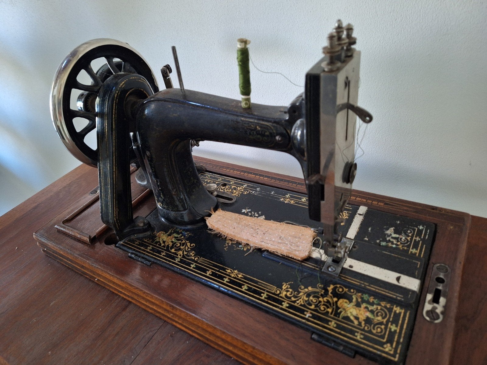 Antieke Handnaaimachine., Ophalen