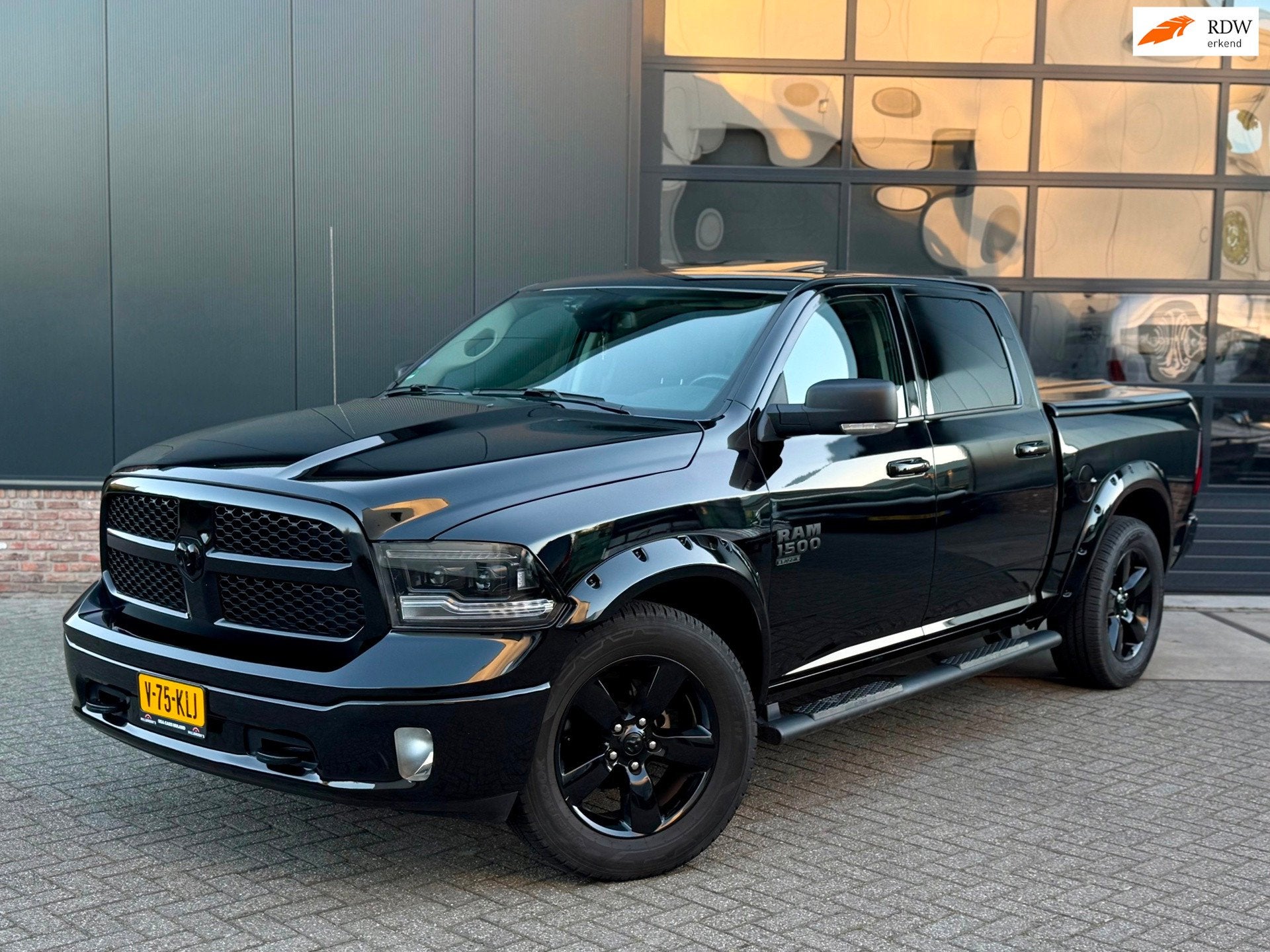 Ram RAM 1500 SLT 5.7 V8 Classic Night Edition Schuif/Carplay, Gebruikt, 5654 cc, Zwart, Bedrijf