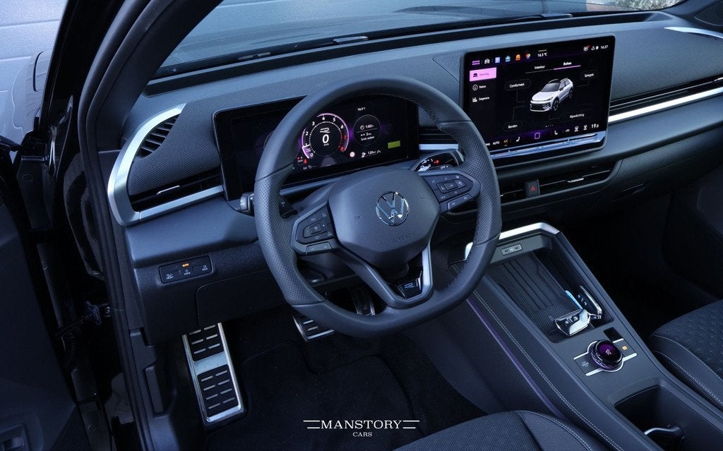 Volkswagen T-Roc 1.5 eTsi Life First Edition, Auto's, Automaat, Stof, Gebruikt, Zwart