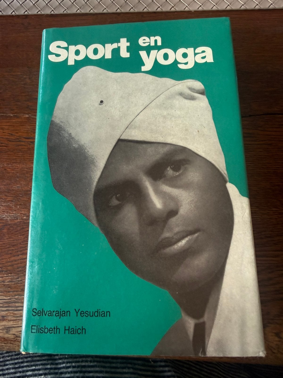 Sport en Yoga - Selvarajan Yesudian en Elisabeth Haich, Boeken, Ophalen of Verzenden, Zo goed als nieuw, Meditatie of Yoga, Instructieboek