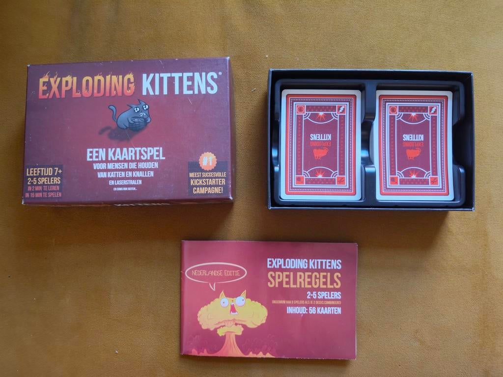 Exploding Kittens - Het hilarische kaartspel, Vijf spelers of meer, Ophalen of Verzenden, Zo goed als nieuw