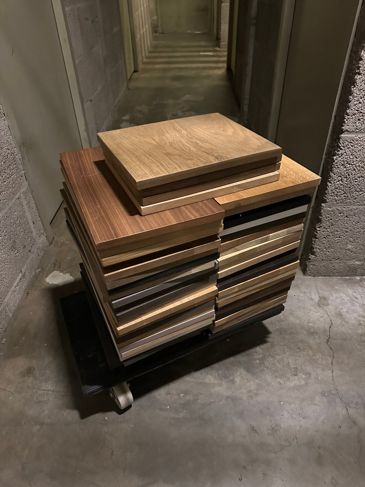 Stapel massief hout stalen eiken en walnoot, Doe-het-zelf en Verbouw, Hout en Planken, Ophalen, Zo goed als nieuw