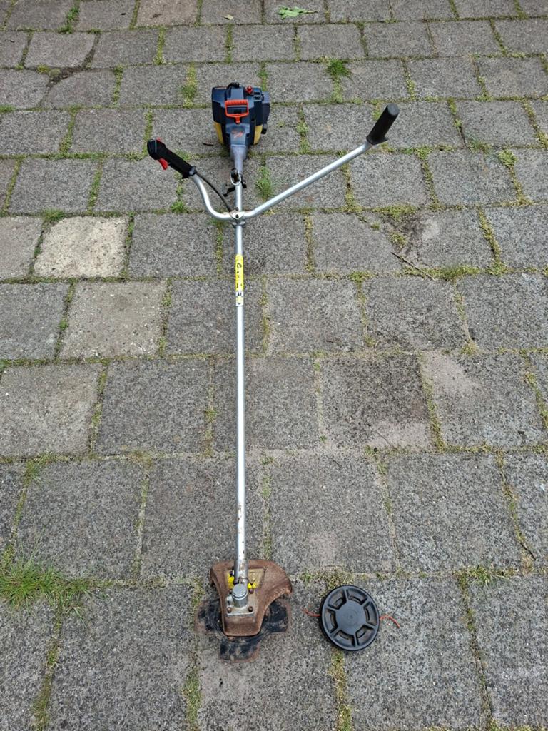 Husqvarna bosmaaier -  2 takt benzine grastrimmer, Ophalen, Benzine, Gebruikt, 10 tot 30 cm