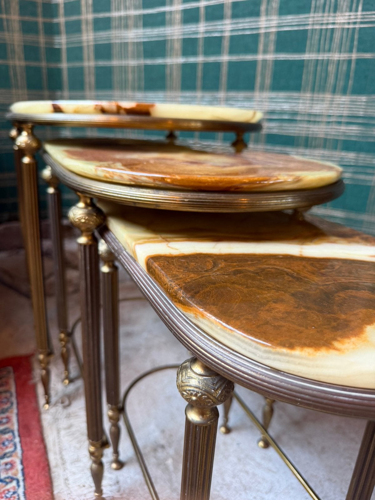 Set van 3 vintage nesttafels met onyx en messing, Gebruikt, Metaal of Aluminium, Vintage, 55 tot 75 cm