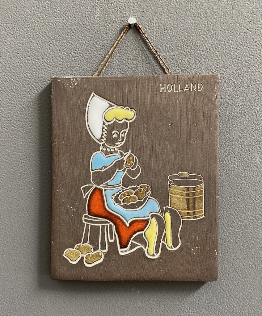 50 jaren JAAP RAVELLI aardewerk wandtegel met boerin erop, Gebruikt, Ophalen of Verzenden, Wandtegel, 10 cm