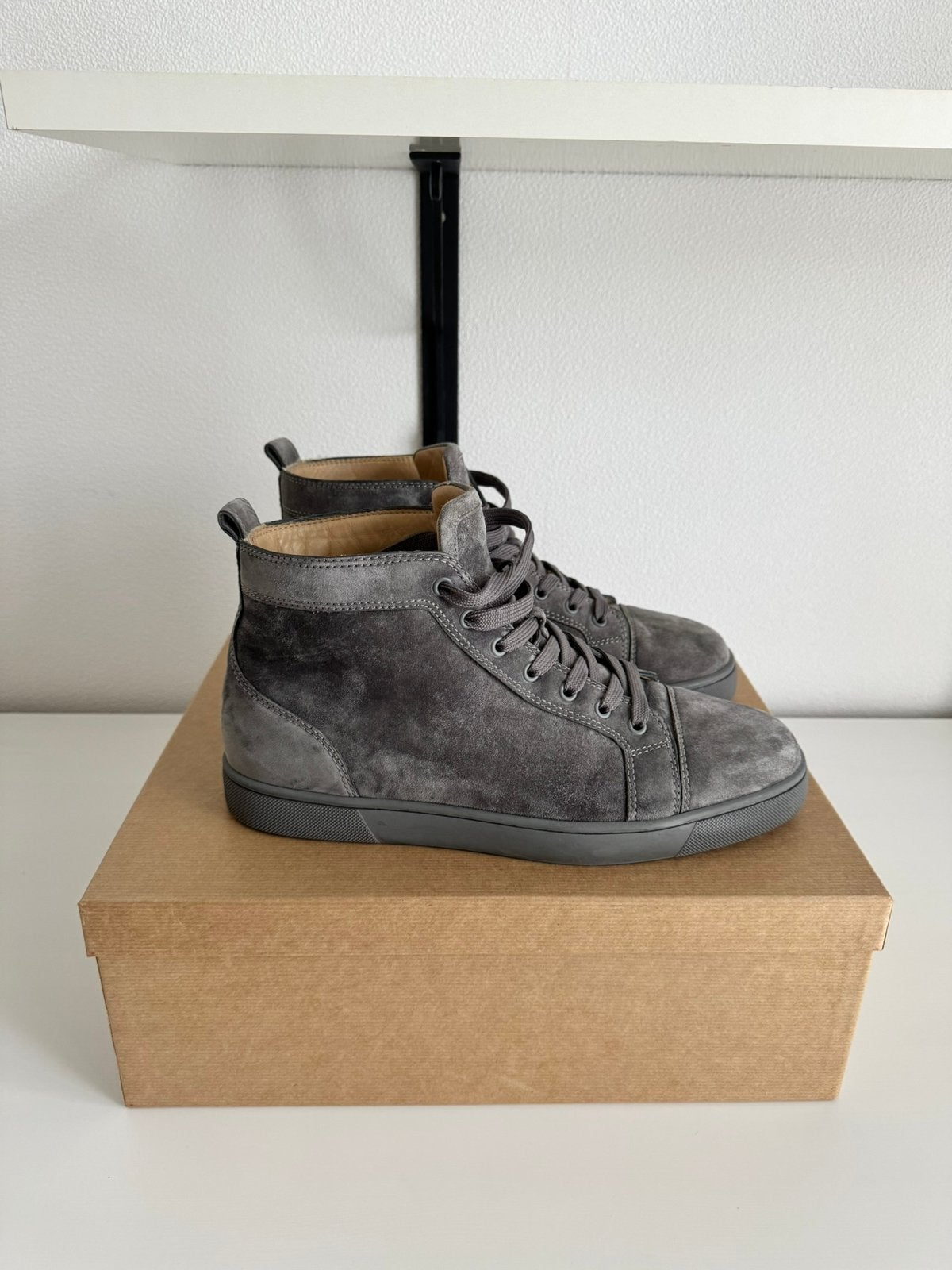 Christian Louboutin hoog grijs suede 43,5, Kleding | Heren, Schoenen, Ophalen of Verzenden, Zo goed als nieuw, Overige kleuren