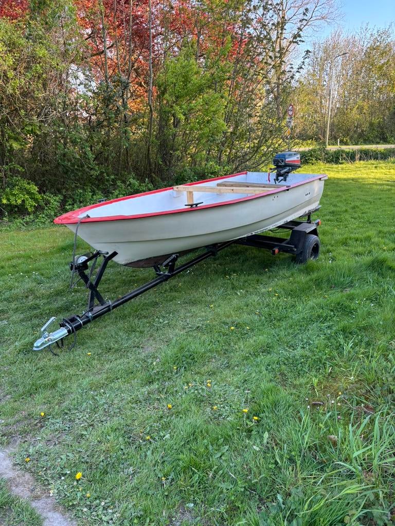 Polyester boot met 8pk yamaha met trailer, Watersport en Boten, Speedboten, Ophalen, Zo goed als nieuw, Minder dan 70 pk, Buitenboordmotor