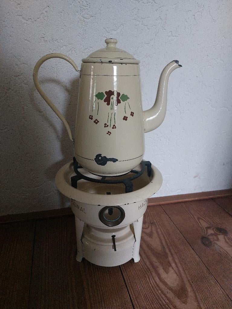 Emaille petroleum met koffiekan, Ophalen
