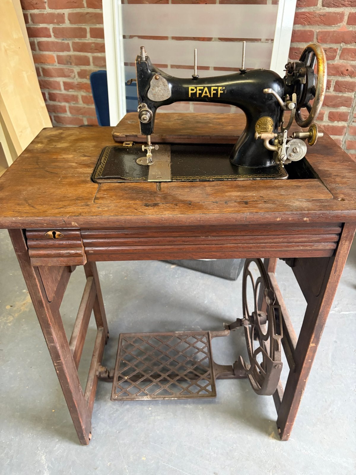 Antieke Pfaff naaimachine met houten onderstel, Antiek en Kunst, Ophalen