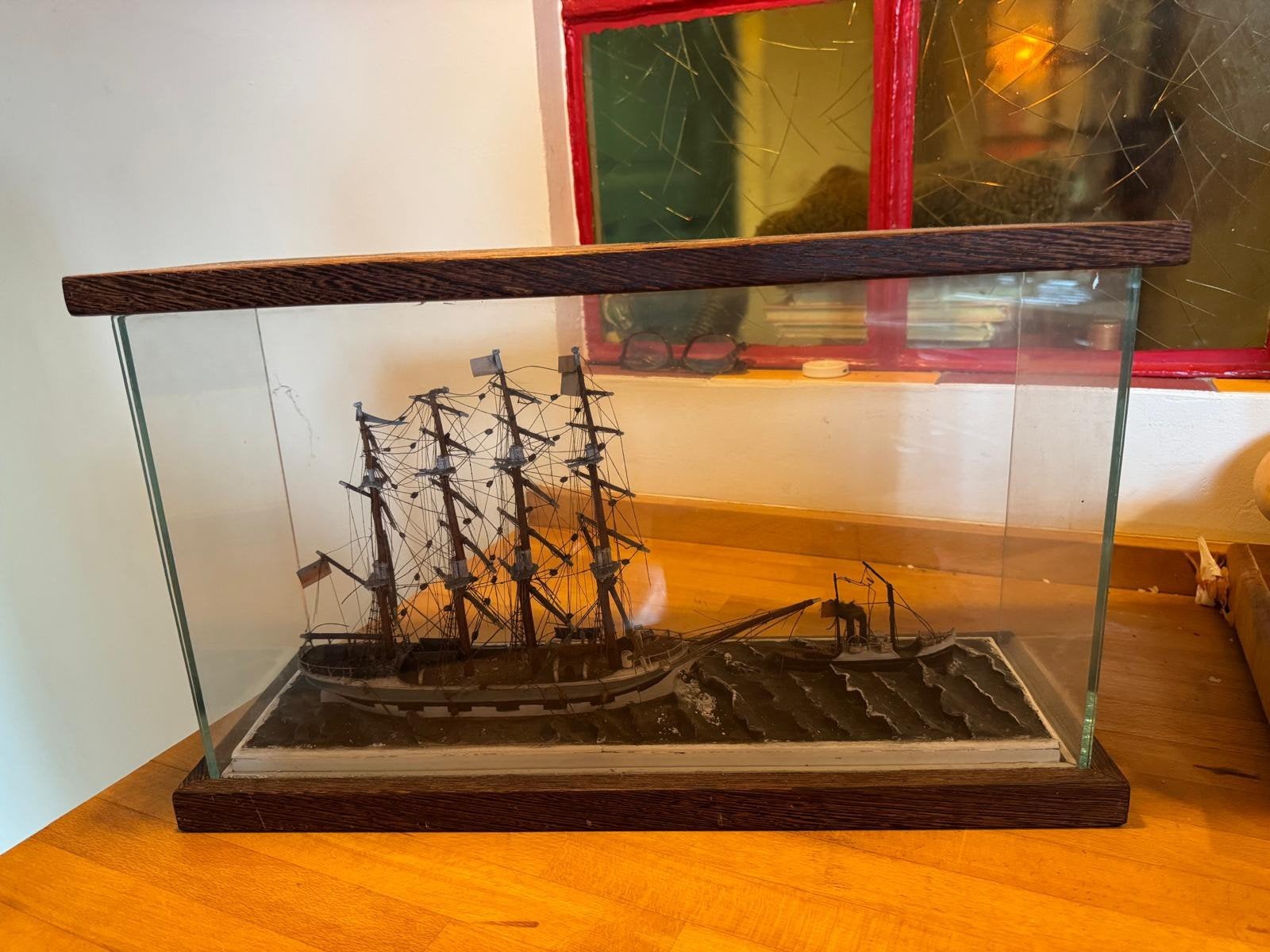 Miniatuur Model Boot op Zee in Glazen Vitrine - Erfstuk, Ophalen of Verzenden, Gebruikt