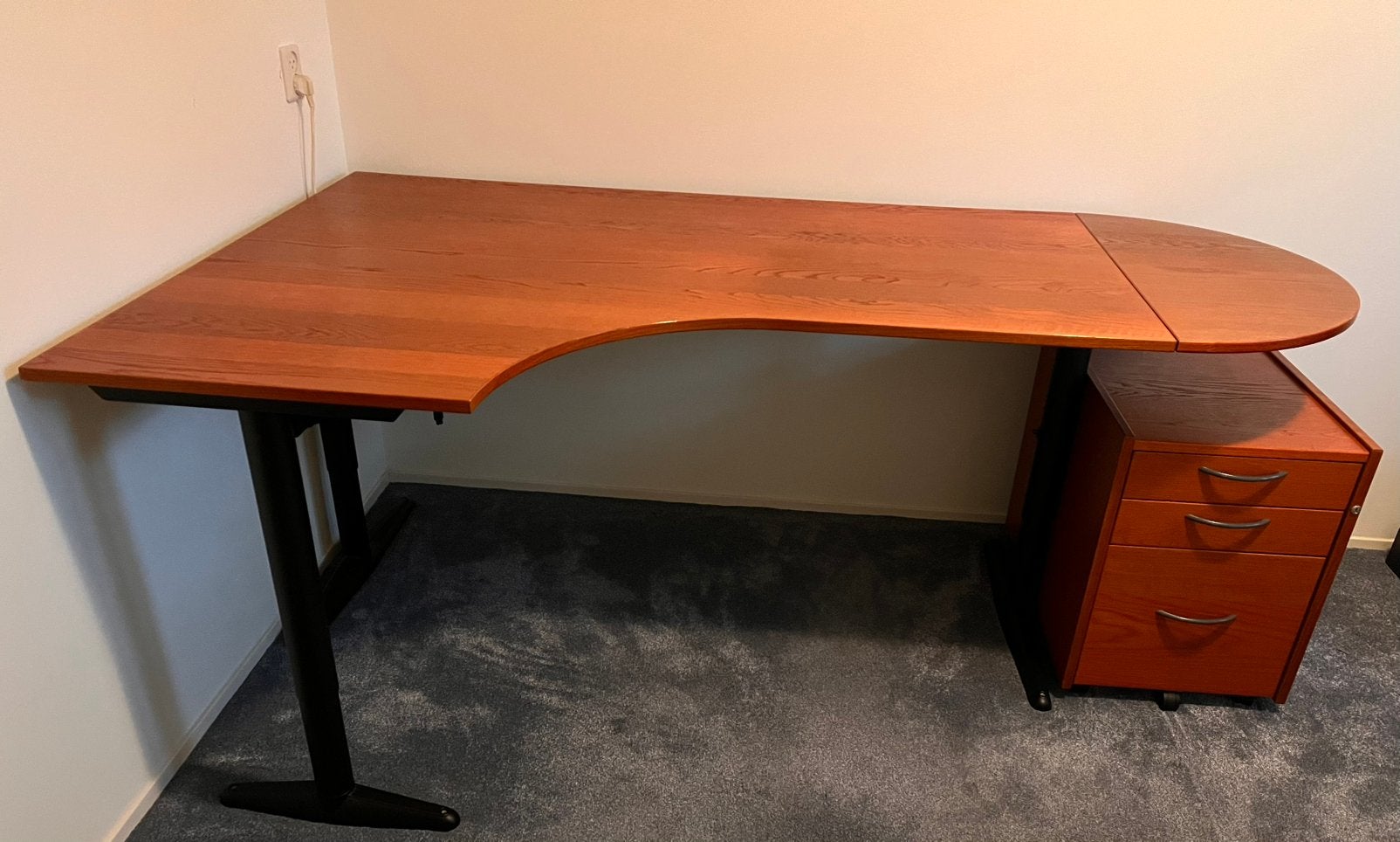 Kersenkleur hoekburo in hoogte verstelbaar met ladenblok, Huis en Inrichting, Bureaus, Ophalen, 160 cm, Gebruikt, Hoekbureau