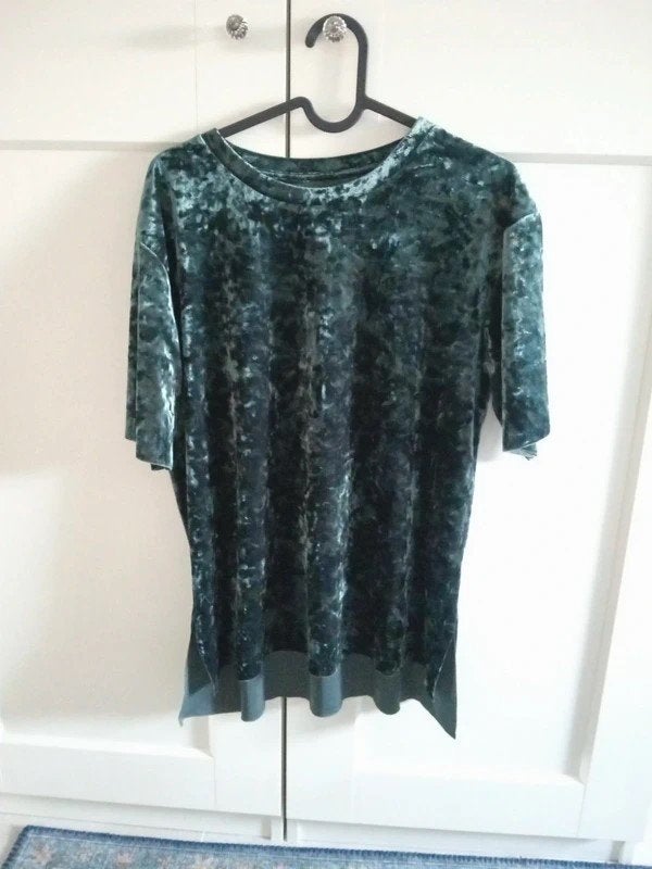 bershka groen fluwelen t-shirt, Kleding | Dames, Maat 38/40 (M), Verzenden, Bershka, Zo goed als nieuw