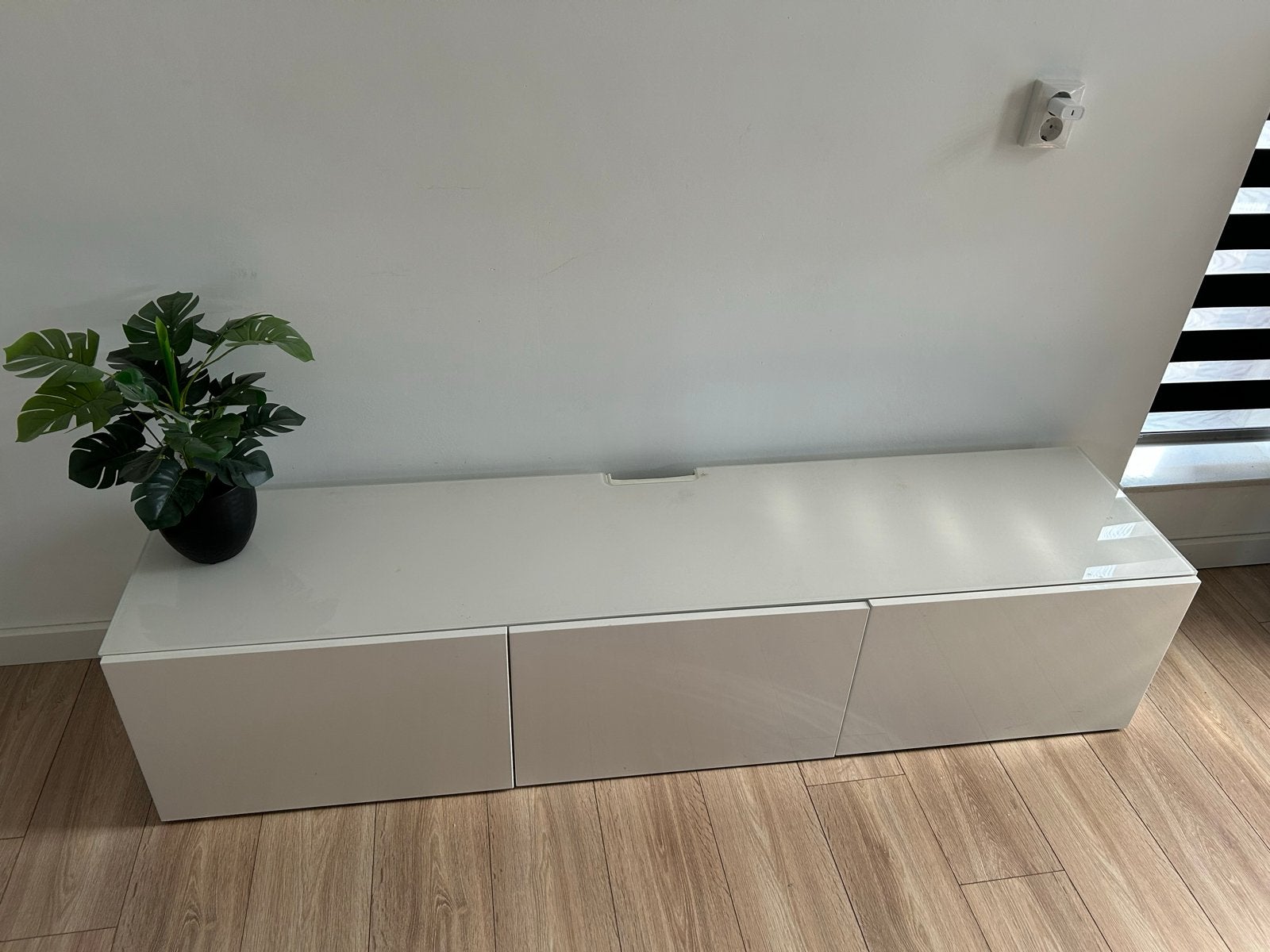 IKEA Besta TV-meubel met ingebouwde AC Infinity koeling, Ophalen, Kunststof, 150 tot 200 cm, Zo goed als nieuw