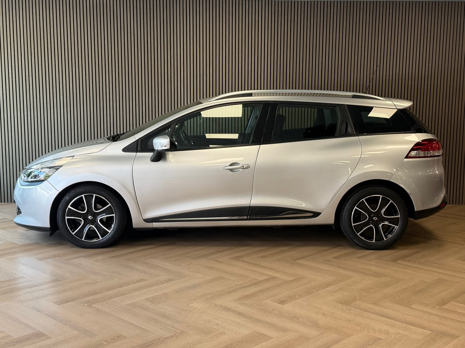 Renault Clio Estate 1.2 Dynamique AUT. AIRCO CRUISE NAVIGATI, Stof, Gebruikt, 4 cilinders, Met garantie (alle)