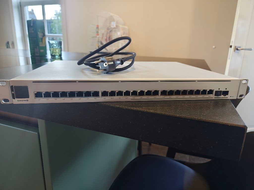 2x Ubiquiti Unify USW Enterprise 24 PoE met fan upgrade, Ophalen of Verzenden, Zo goed als nieuw