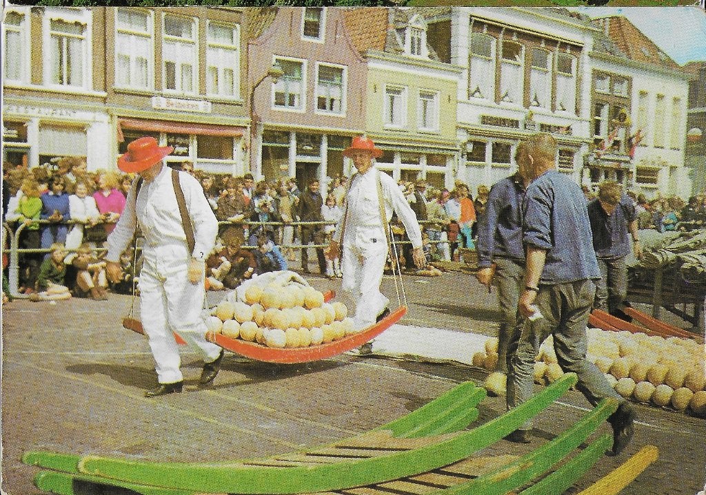 Q2327 Gelopen ansichtkaart Alkmaar kaasmarkt, Verzamelen, Ansichtkaarten | Nederland, Ophalen of Verzenden, Voor 1920, Gelopen