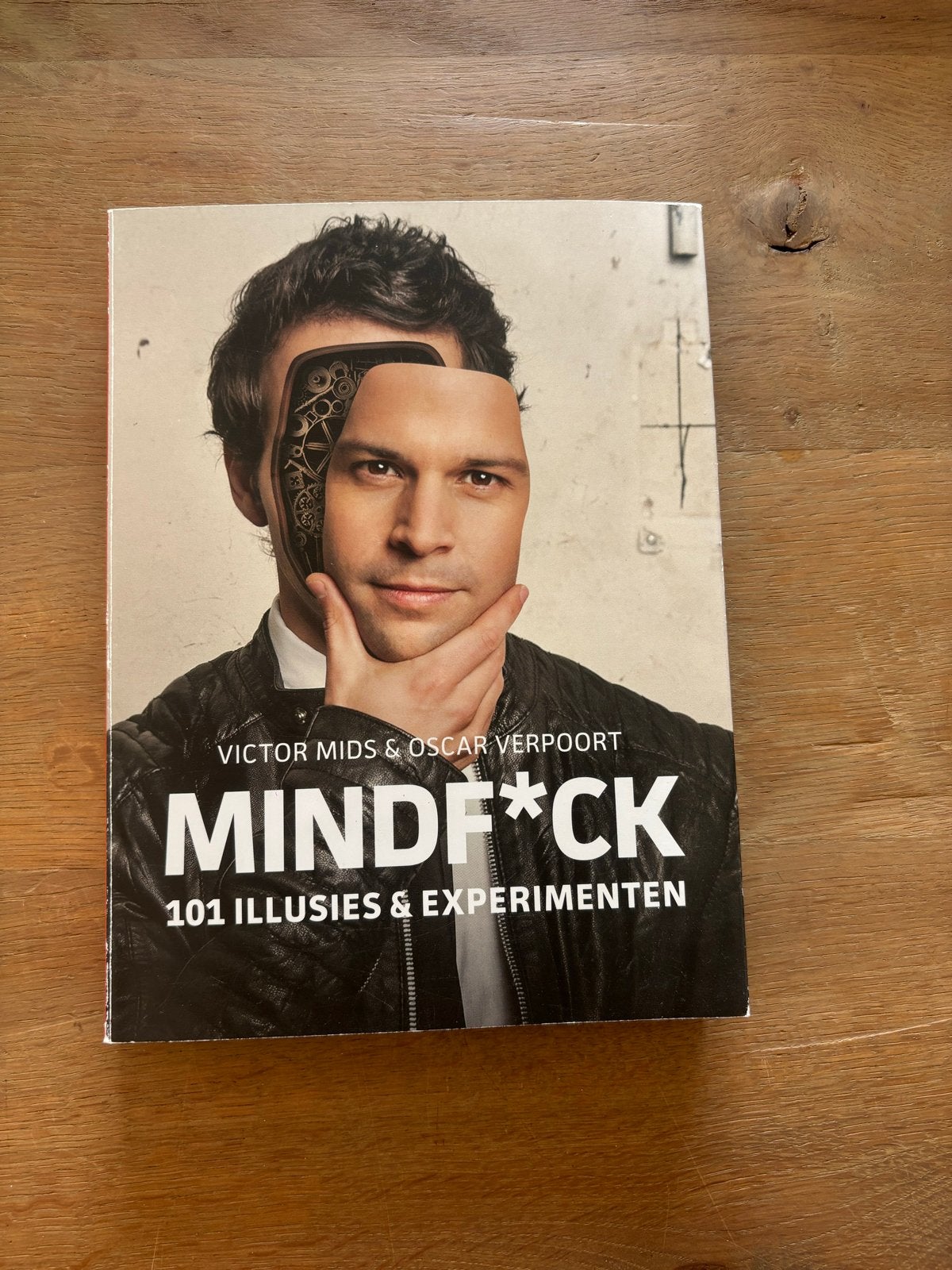 Mindf*ck: 101 illusies & experimenten - Victor Mids & Oscar, Boeken, Ophalen of Verzenden, Zo goed als nieuw