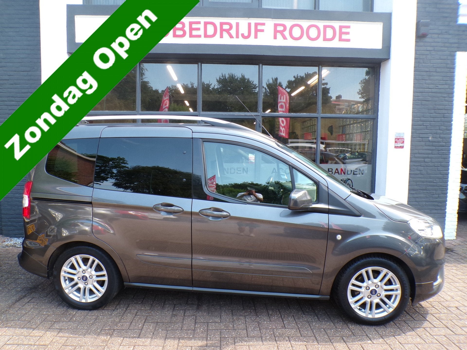 Ford Tourneo Courier 1.0 Titanium 1e EIGENAAR,TOP STAAT! ""Z, Auto's, Voorwielaandrijving, 101 pk, Gebruikt, Met garantie (alle)