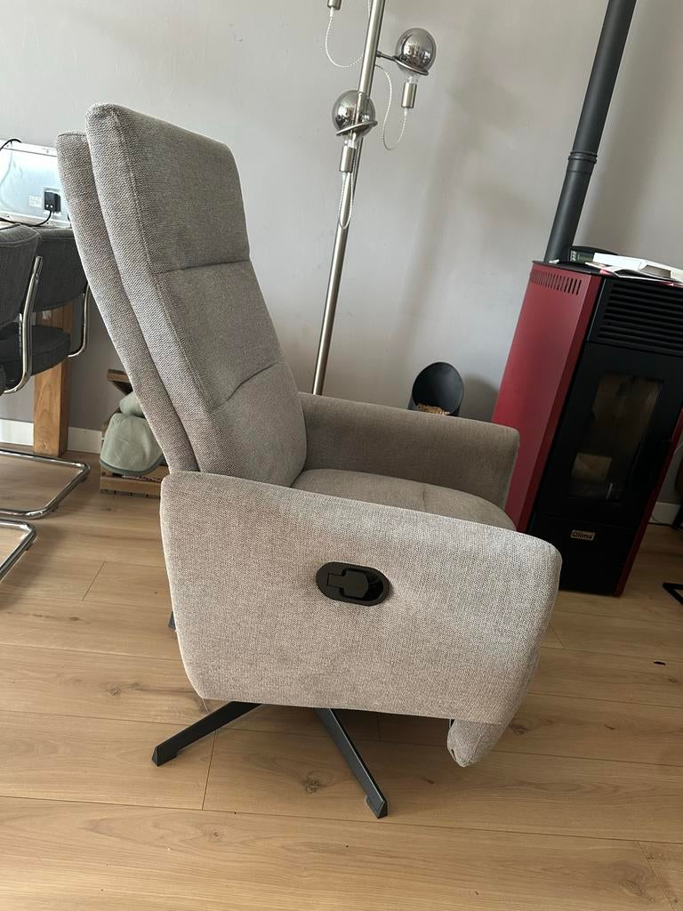 Comfortabele grijze relaxfauteuil met draaivoet, Ophalen, 100 tot 125 cm, Zo goed als nieuw, 75 tot 100 cm