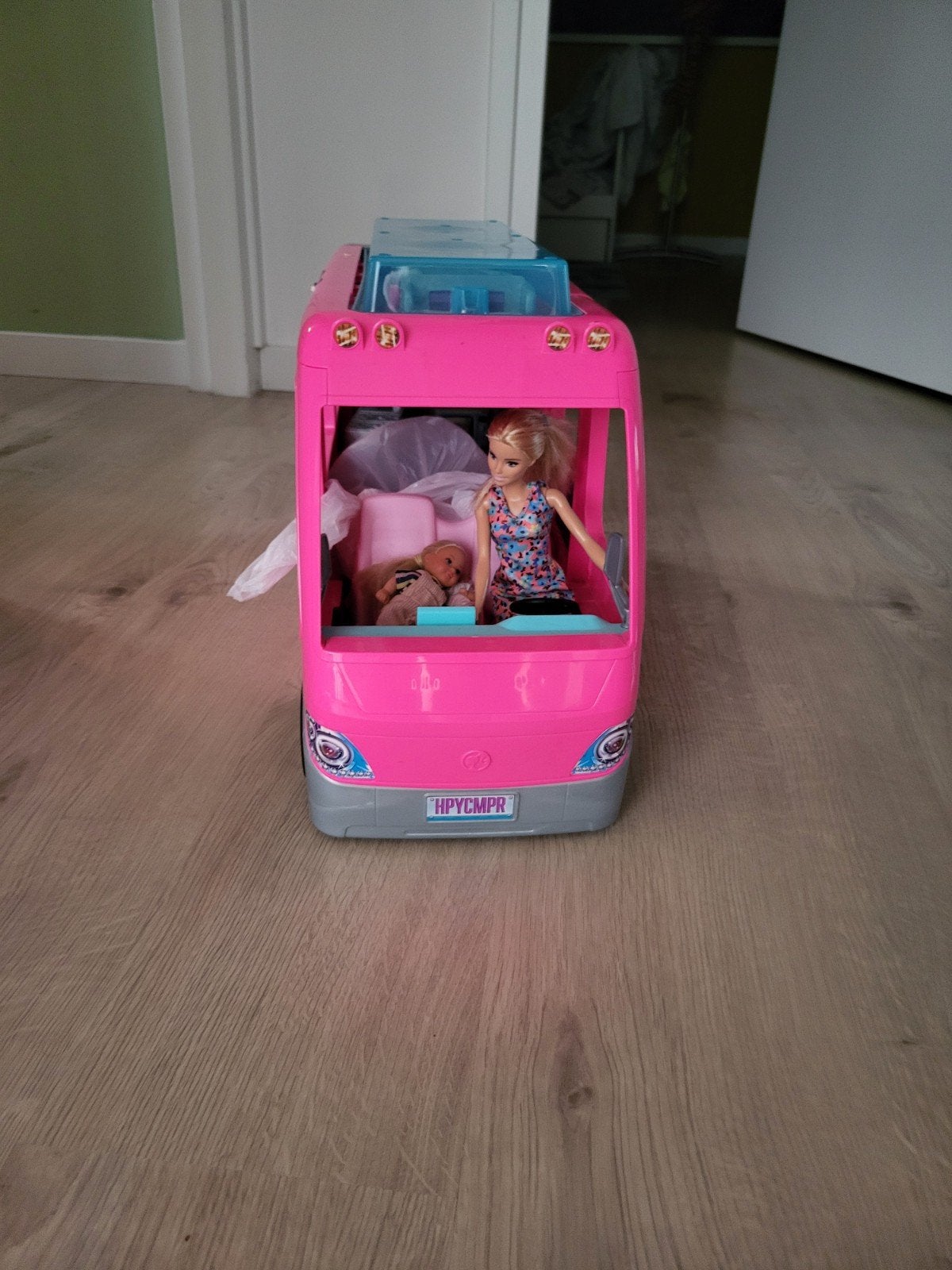 Barbie Camper met Barbiepop en accessoires, Kinderen en Baby's, Speelgoed | Poppen, Ophalen, Gebruikt, Barbie