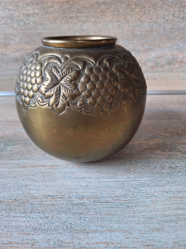 Antieke koperen vaas met druivenmotief, Ophalen
