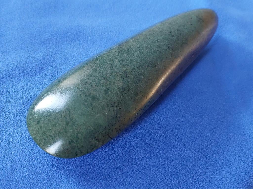 Stenen bijl van jade/nefriet, 14.5 cm., rituele/status bijl, Ophalen of Verzenden, Zo goed als nieuw, Zilver, Overige materialen