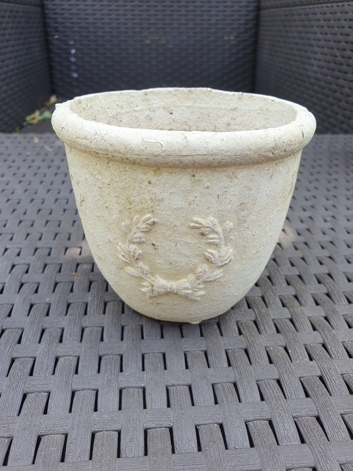 Decoratieve bloempot met laurierkrans reliëf, Ophalen of Verzenden
